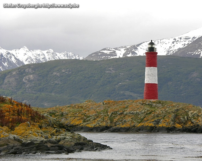 Ushuaia - Vuurtoren Vuurtoren op het Beagle kanaal. Het kanaal deelt Vuurland (Tierra del Fuego) in twee. De belangrijkste nederzettingen langsheen het kanaal zijn Puerto Williams in Chili en Ushuaia in Argentinië. Het kanaal werd genoemd naar het schip HMS Beagle dat ook bekend is door de kapitein FitzRoy en de natuurwetenschapper Charles Darwin. Stefan Cruysberghs